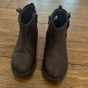 Very good condition-toddler size 9 girls Oshkosh brown low cut boots